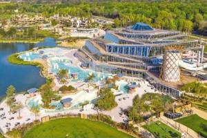 - une vue aérienne sur un complexe avec une piscine dans l'établissement Disney cocooning à 5 minutes du Parc, à Coupvray