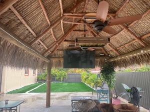 een patio met een plafondventilator en een projectiescherm bij Paradise Oasis1 in Miami