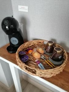 um cesto de vime sentado numa mesa ao lado de um liquidificador em LAPAUSEDEGOUT piscine table d'hôtes chambres climatisées terrasse ou patio em Lachapelle-Auzac