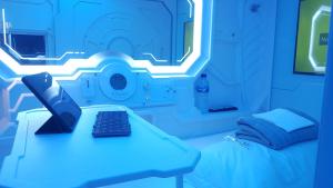 Apollo Capsule Hotel客房内的一张或多张床位