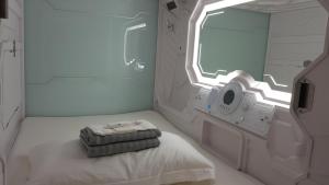 Apollo Capsule Hotel客房内的一张或多张床位