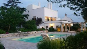 una casa con piscina frente a una casa en Masseria Tagliente, en Martina Franca