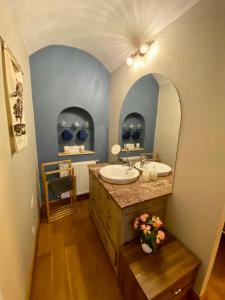 ブイヨンにあるThe Charmのバスルーム(洗面台、鏡2つ付)