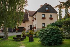 a house with a picnic table in front of it at Penzion Adršpach " U Kozárů " in Teplice nad Metují