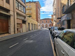 una calle de ciudad vacía con coches aparcados en la carretera en LC ROOMS Pisa, en Pisa 22 fotos más