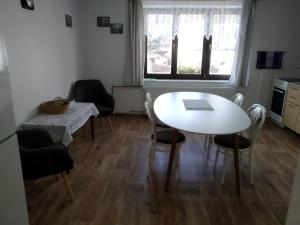 Postel nebo postele na pokoji v ubytování Apartmán U paní Věrky + 20 fotografií