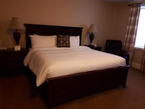 A bed or beds in a room at Grant Hall Hotel