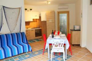 - une cuisine et une salle à manger avec une table et des chaises dans l'établissement Kyma Flat, à Nebida