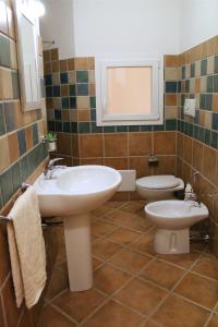 La salle de bains est pourvue d'un lavabo et de toilettes. dans l'établissement Kyma Flat, à Nebida