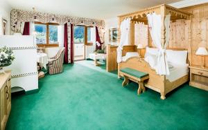 Ένα ή περισσότερα κρεβάτια σε δωμάτιο στο Hotel Sassongher