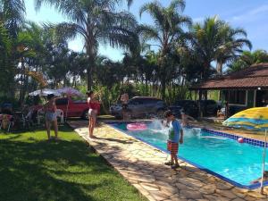 a group of people playing in a swimming pool at Chacara Vale Encantado Mairinque in Mairinque