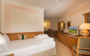 Ένα ή περισσότερα κρεβάτια σε δωμάτιο στο Hotel Sassongher