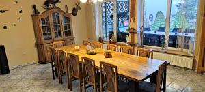 une salle à manger avec une table et des chaises en bois dans l'établissement Agroturystyka Pod Lipa, à Boreczno