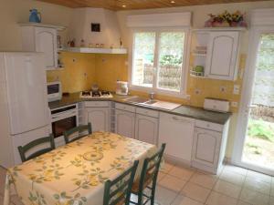 ジャール・シュル・メールにあるVilla Les Fougèresのキッチン(テーブル、テーブル、椅子付) +5枚の写真