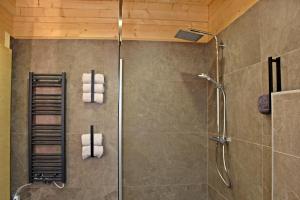 łazienka z kabiną prysznicową i ręcznikami. w obiekcie Sonnenblickhütte w mieście Klippitztorl