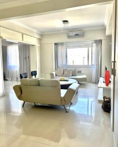un soggiorno con divano e tavolo di Recoleta Luxury Apartment a Buenos Aires