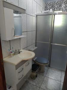 ブエノ・ブランダンにあるRecanto Estrela da Manhãのバスルーム(シンク、シャワー、トイレ付)