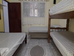 1 dormitorio con 2 literas y ventana en Recanto Estrela da Manhã en Bueno Brandão