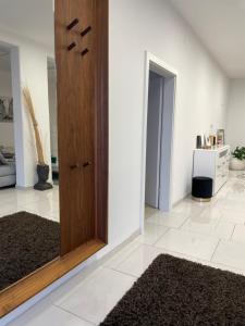 Postel nebo postele na pokoji v ubytování Stadtsuite mit Sauna in Wiener Neustadt 135 m2