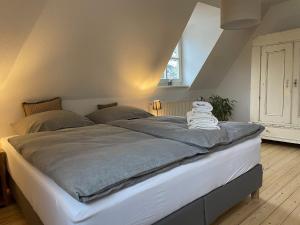 ein Schlafzimmer mit einem großen Bett in einem Zimmer in der Unterkunft Kulturgenuss am Goethewanderweg in Weimar