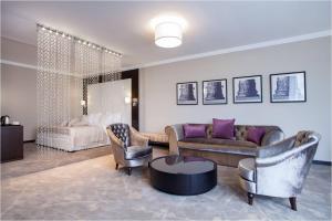 un soggiorno con un divano, sedie e un tavolo di Hotel Constantine the Great a Belgrado