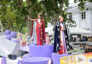 two women are standing on top of a table at OLASCOAGA DOS monoambiente in Mendoza