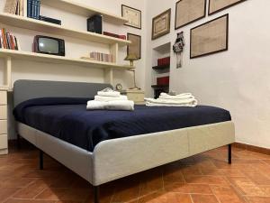 um quarto com uma cama com toalhas em Residenza Porta all'Arco em Volterra