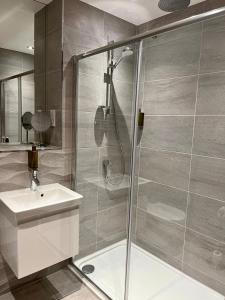 多諾赫的住宿－Royal Golf Apartments，带淋浴、水槽和卫生间的浴室