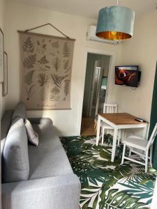 Futura Exclusive Suite 5 Attico في باري: غرفة معيشة مع أريكة وطاولة