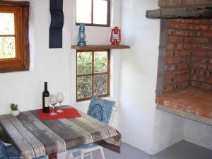 un comedor con una mesa de madera con copas de vino en Oltmans farm stay, en De Rust