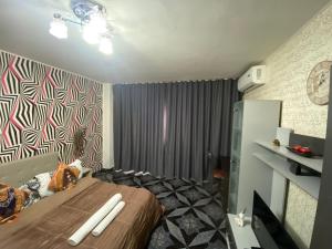 1 dormitorio con 1 cama en una habitación en Lucky Studio Mall Vitan en Bucarest