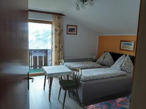 1 dormitorio con cama, mesa y ventana en Haus Anneliese, en Gröbming