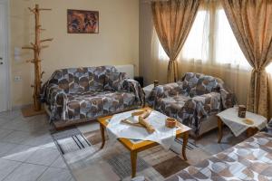 Sala de estar con 2 sofás y mesa en Dimitri's Mountain House, en Karpenisi