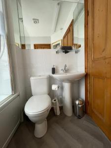 łazienka z toaletą i umywalką w obiekcie Robinsons Cottage, central and quiet w mieście Cockermouth