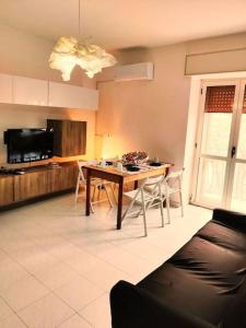 eine Küche mit einem Tisch und Stühlen im Zimmer in der Unterkunft TermeSele 'Al vico' Apartment Contursi Terme in Contursi Terme