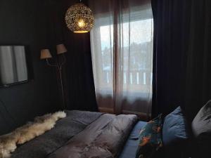sypialnia z łóżkiem, lampką i oknem w obiekcie Nydelig utsikt, hotell-følelse w mieście Beitostøl