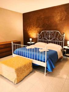Schlafzimmer mit einem Bett in Blau und Weiß in der Unterkunft TermeSele 'Al vico' Apartment Contursi Terme in Contursi Terme