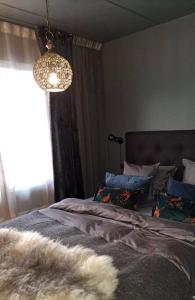1 dormitorio con cama, lámpara y ventana en Nydelig utsikt, hotell-følelse, en Beitostølen