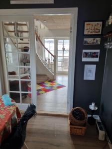 una sala de estar con una puerta que da a una escalera en Marsvinslund bed and breakfast en Viborg