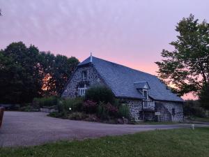 サレールにあるMaison d'Hôtes La Grangeの大石造りの建物