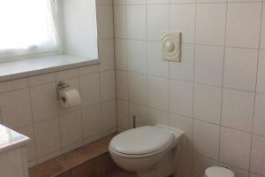 Ένα μπάνιο στο Monteurwohnung AUSBLICK SEEBLICK 16356 Werneuchen bei Berlin