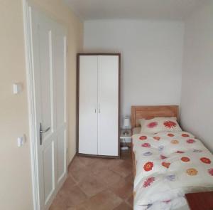 a bedroom with a bed and a door leading to a doorway at Monteurwohnung AUSBLICK SEEBLICK 16356 Werneuchen bei Berlin in Werneuchen