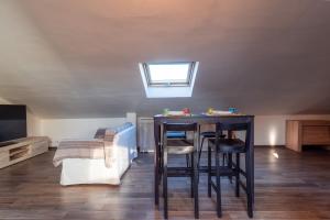 ein Wohnzimmer mit einem Tisch und einem Dachfenster in der Unterkunft LA SOFFITTA DEI SOGNI 010059-LT-2481 in Sestri Levante