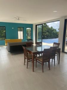 アナポイマにあるLa finca Luxury Houseのテーブルと椅子とソファのあるダイニングルーム