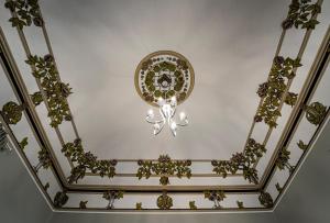 a ceiling with a chandelier on it at Gli specchi di Archimede in Syracuse