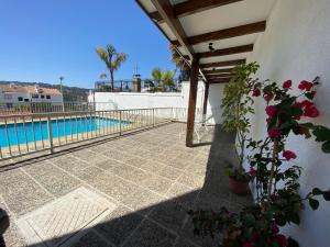 a patio with a swimming pool in a house at Departamento entero Reñaca - Jardín del mar in Viña del Mar