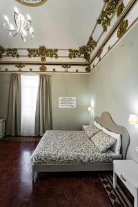 a bedroom with a bed and a ceiling at Gli specchi di Archimede in Siracusa