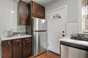 uma cozinha com um frigorífico de aço inoxidável e armários de madeira em Pleasant 2BR Apt with Furnished Kitchen - Troy 2 em Chicago