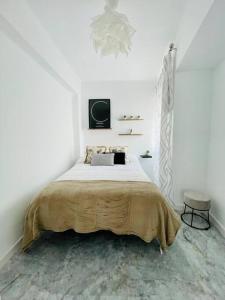 een slaapkamer met een groot bed in een witte kamer bij Apartamento Torreón De La Huerta in Córdoba