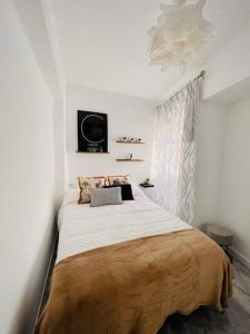 een slaapkamer met een bed en een tv aan de muur bij Apartamento Torreón De La Huerta in Córdoba